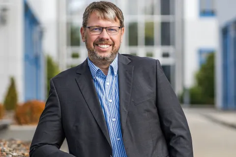 Stadtwerke-Mitarbeiter Mario Jeske vom Glasfaservertrieb