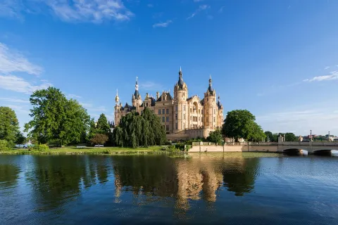 Panoramaaufnahme des Schweriner Schlosses vom Schweriner See aus.