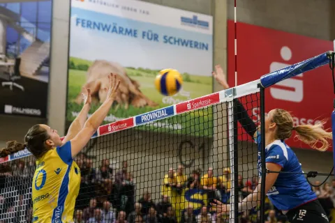 Volleyballspieler spielen mit vollem Einsatz ein Volleyballspiel. 