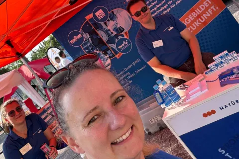 Selfie am Stand der Stadtwerke Schwerin mit Azubis und der Ausbildungsbegleiterin.