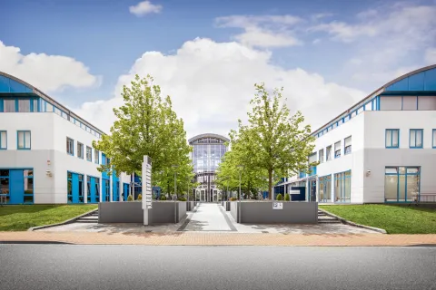 Eingangsbereich zum Hauptgebäude der Stadtwerke Schwerin.