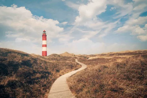Norddeutsche Landschaft mit Leuchtturm.