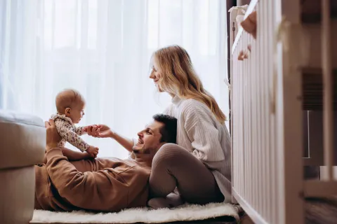 Eine Familie genießt die Wärme im Zuhause.
