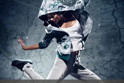 Werbeplakat mit einer jungen Frau im Sprung, welche mit einer Kapuzenjacke und Trainingshose modern gekleidet ist. 