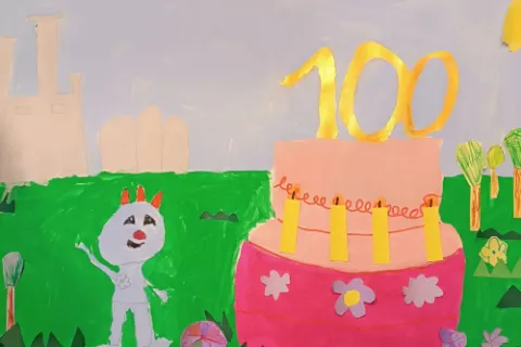 Gemaltes Kinderbild mit einer Torte und dem blauen Stadtwerkemaskottchen.