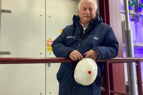 Der Geschäftsführer der Stadtwerke Schwerin Dr. Josef Wolf steht im Heizkraftwerk Schwerin Süd.