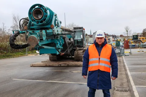 Stadtwerke Schwerin Geschäftsführer Dr. Josef Wolf mit Warnweste auf einem Parkplatz.