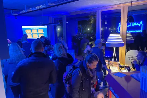 Besucher im Showroom der Stadtwerke Schwerin.