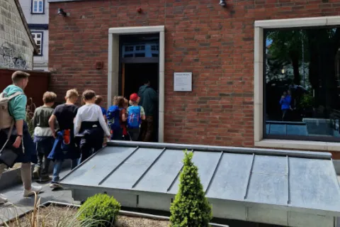 Eine Schulklasse auf dem Weg in ein technisches Gebäude der Stadtwerke Schwerin.