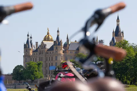 Fahrräder vorm Schweriner Schloss.