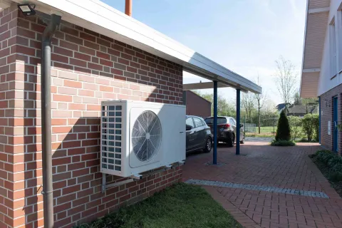 Eine Wärmepumpe am Haus.