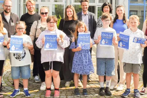 Eine Gruppe mit Kindern und Erwachsenen bei einer Preisverleihung.