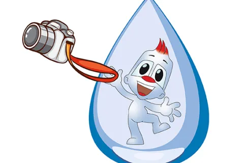 Blaues Maskottchen im Wassertropfen mit Kamera