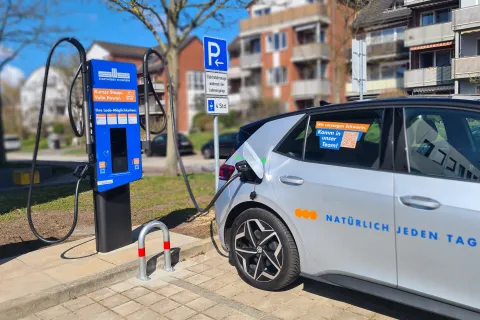 Ein Elektroauto tankt an einer Schnell-Ladestation Strom.