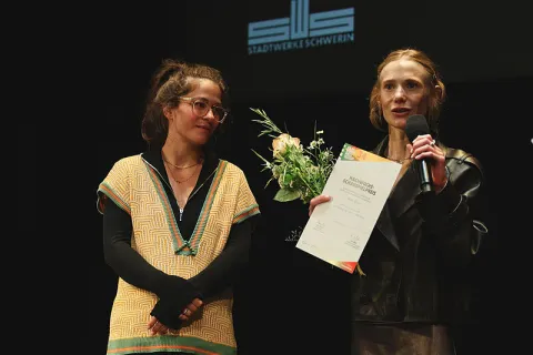 Die Siegerin des Nachwuchsdarstellerpreises Ladina von Frisching bei der Preisübergabe.
