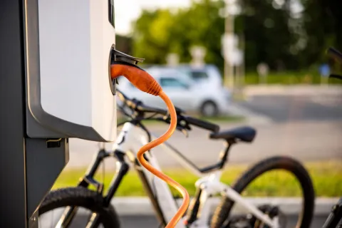 Ein E-Bike wird mit Strom aufgeladen.