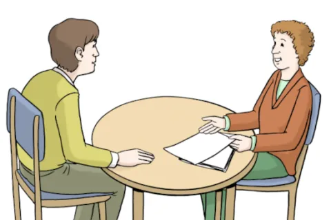 Zwei Männer sitzen an einem runden Tisch