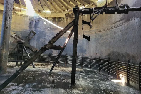 Innenaufnahme vom gereinigten Nachgärbehälter mit Umwälzanlage.