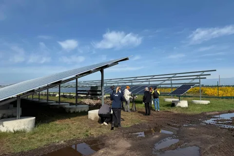 Im Aufbau befindliche Freiflächen PV-Module.