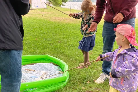 Kinder angeln aus Planschbecken Fischmodelle.