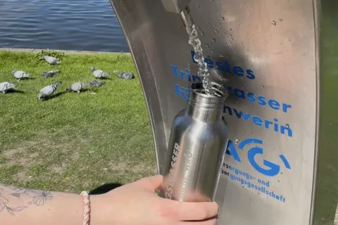 Wasser aus einem Trinkbrunnen der WAG wird in eine Flasche gefüllt.
