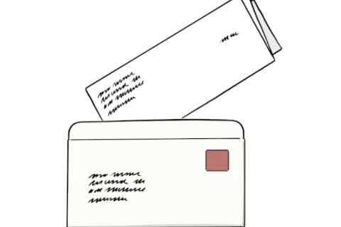 Ein beschriebenes Dokument wird in einen Briefumschlag gesteckt. Der Umschlag hat eine Adresse und eine Briefmarke.