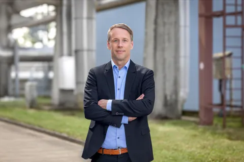 SWS Geschäftsführer Hanno Nispel steht vor dem Heizkraftwerk