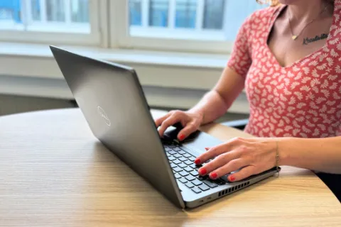 Eine Frau arbeitet an einem Laptop