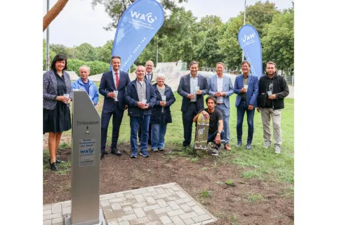 Gruppenbild mit Geschäftsführern beim Trinkwasserbrunnen