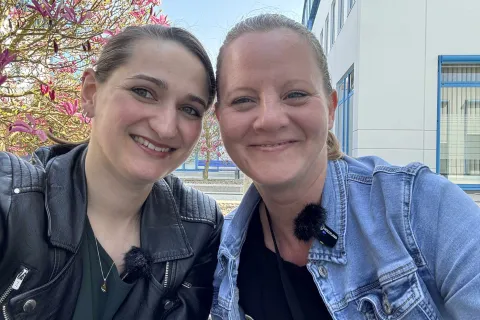 Zwei Frauen machen ein Selfie