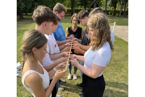 Junge Menschen beim Geschicklichkeitsspiel