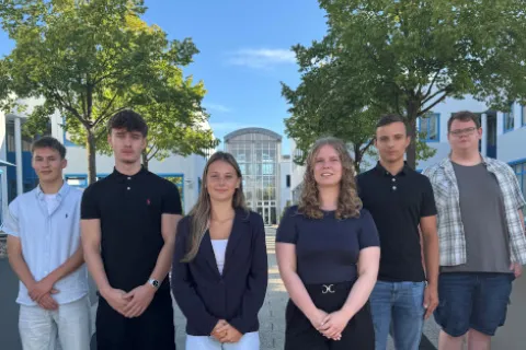 Gruppenbild mit jungen Auszubildenden