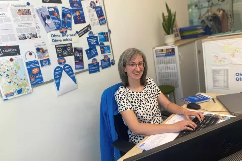 Frau im Büro am Schreibtisch