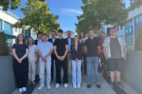 Gruppenfoto von Auszubildenden des Stadtwerke Unternehmensverbundes sowie den Geschäftsführenden der SWS, WAG, AQS sowie dem Ausbildungsteam.