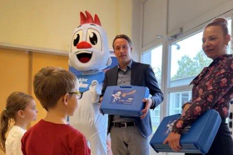 Stadtwerke Geschäftsführer übergibt Malkoffer an Erstklässler