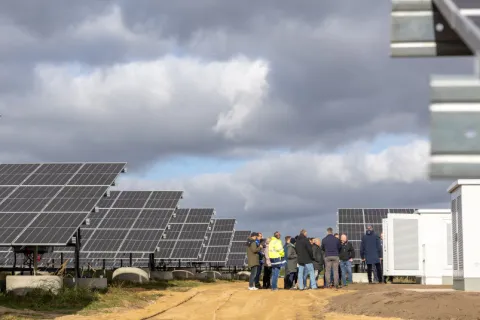Personengruppe auf dem Gelände einer PV-Anlage