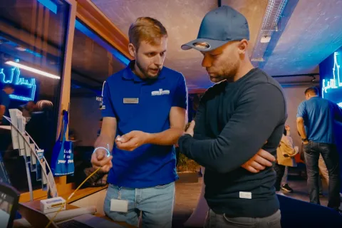 Zwei Männer unterhalten sich über Anschauungsmaterial zu Glasfaserinternet