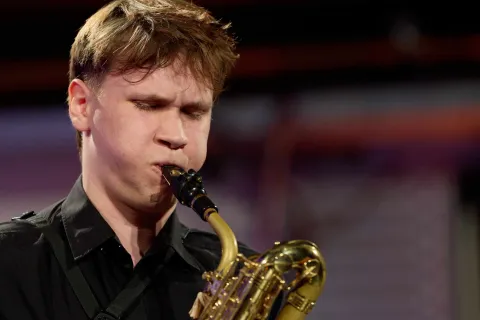 Nahaufnahme eines jungen Saxophonspielers