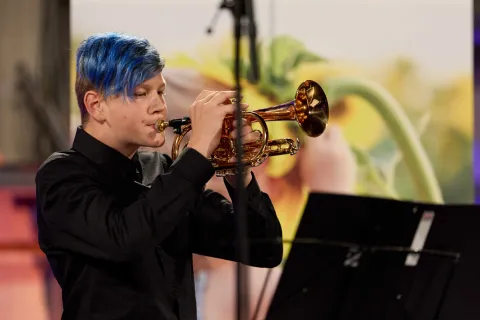 Junger Musiker beim Trompete spielen