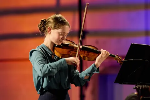 Junge Musikerin beim Violine spielen