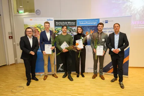 Gruppenbild der Preisveihung mit sieben Personen