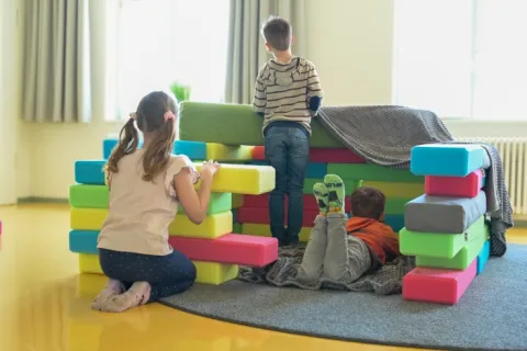 Eine Kindergruppe spielt mit Schaumstoffwürfeln