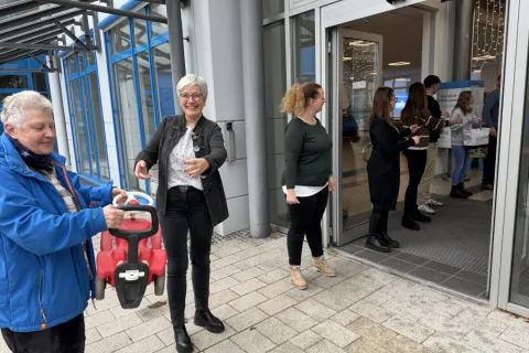 Stadtwerke Mitarbeiten haben einen Menschenkette gebildet und laden Spenden in ein Auto