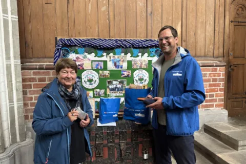 Eine Frau nimmt gespendete Brillen entgegen