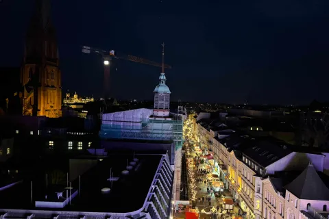 Luftaufnahme des Weihnachtsmarktes in der Mecklenburgstraße