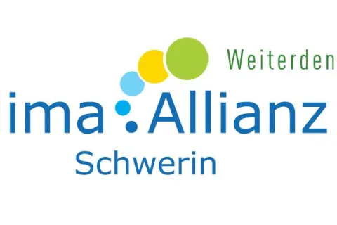 Blauer Schriftzug "Klima Allianz Schwerin" mit fünf farbigen Kreisen in Blautönen, Gelb und Grün