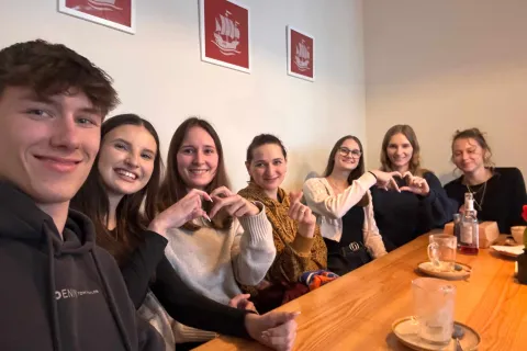 Gruppenselfie mit sieben jungen Leuten