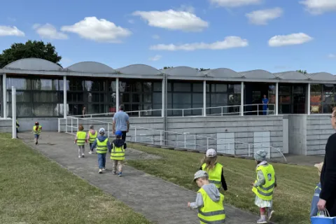 Eine Kindergruppe auf dem Außengelände des Wasserwerkes