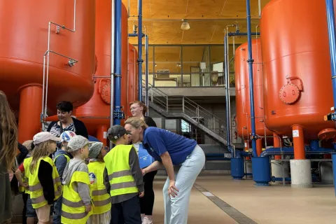 Eine Kindergruppe besichtigt die Filteranlage in einem Wasserwerk