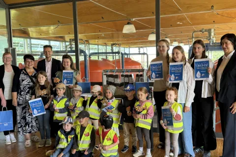 Gruppenbild mit Kindern und Betreuern bei einer Preisübergabe